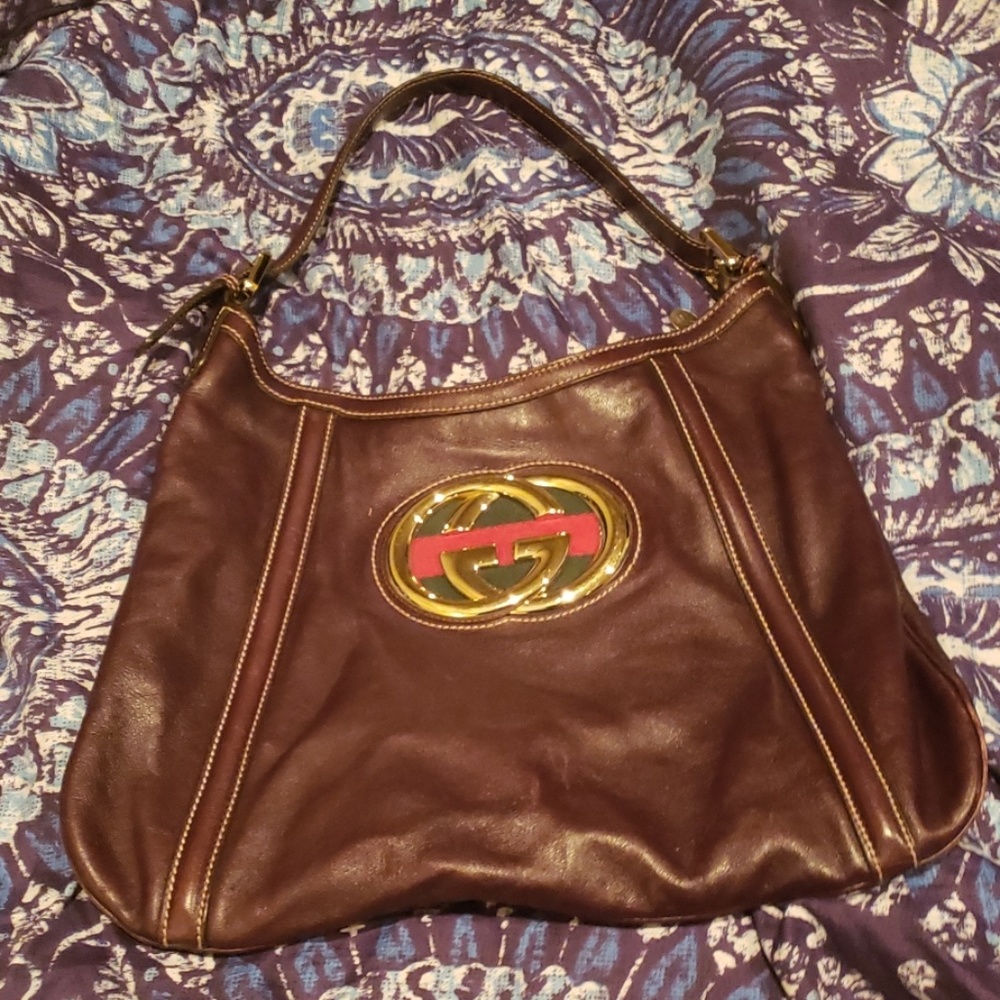 Beautiful soft brown leather. Beautiful gold that has no scratches.